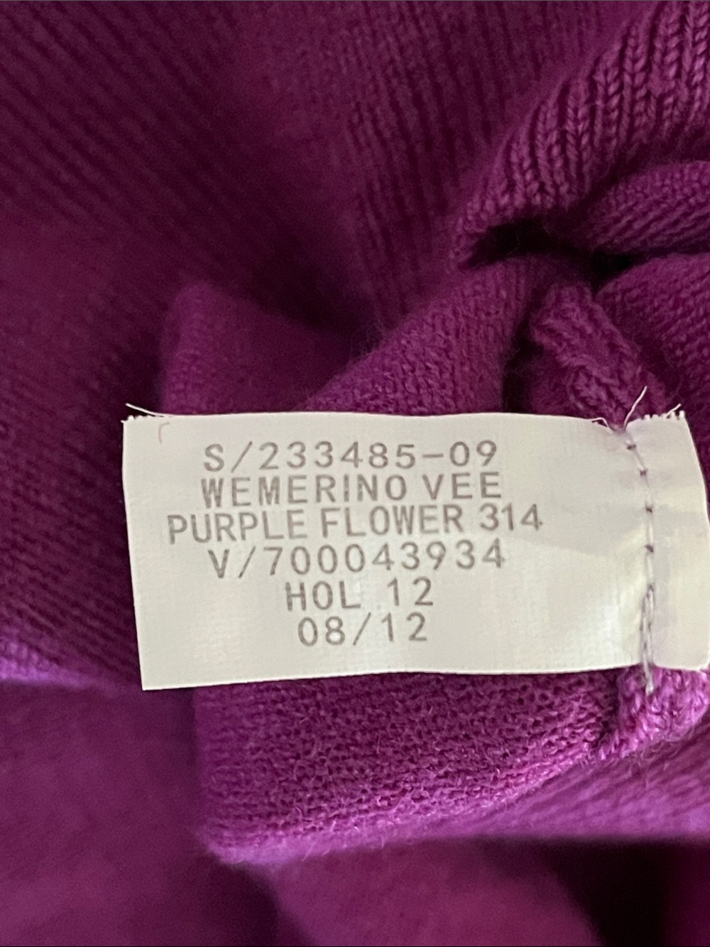 Banana Republic 100% Fine Merino Wool V-Neck Purple/ Magenta Sweater size medium - Picture 13 of 14